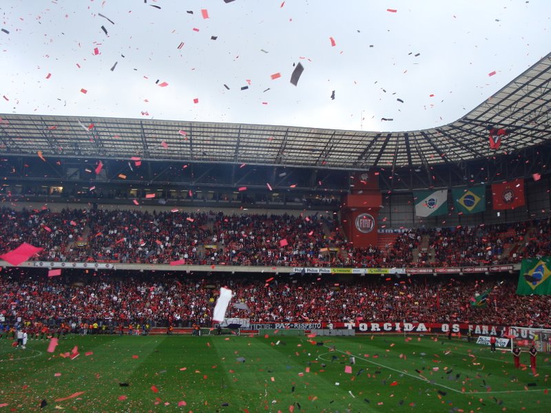 Torcida do Athletico-PR na Arena da Baixada, em Curitiba, em dia de jogo