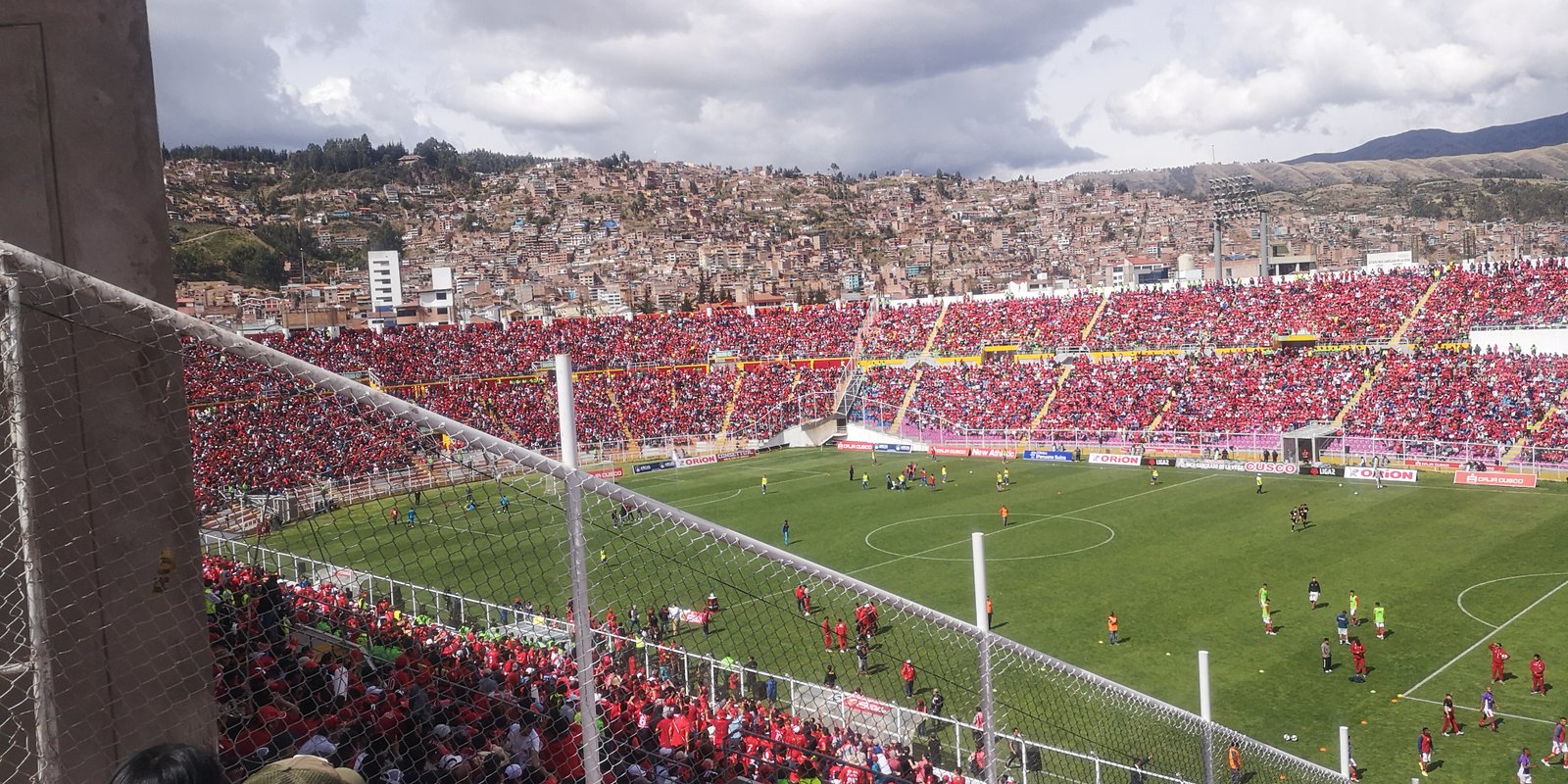 Estádio Inca Garcilaso de la Vega lotado de torcedores do Cienciano, em Cusco