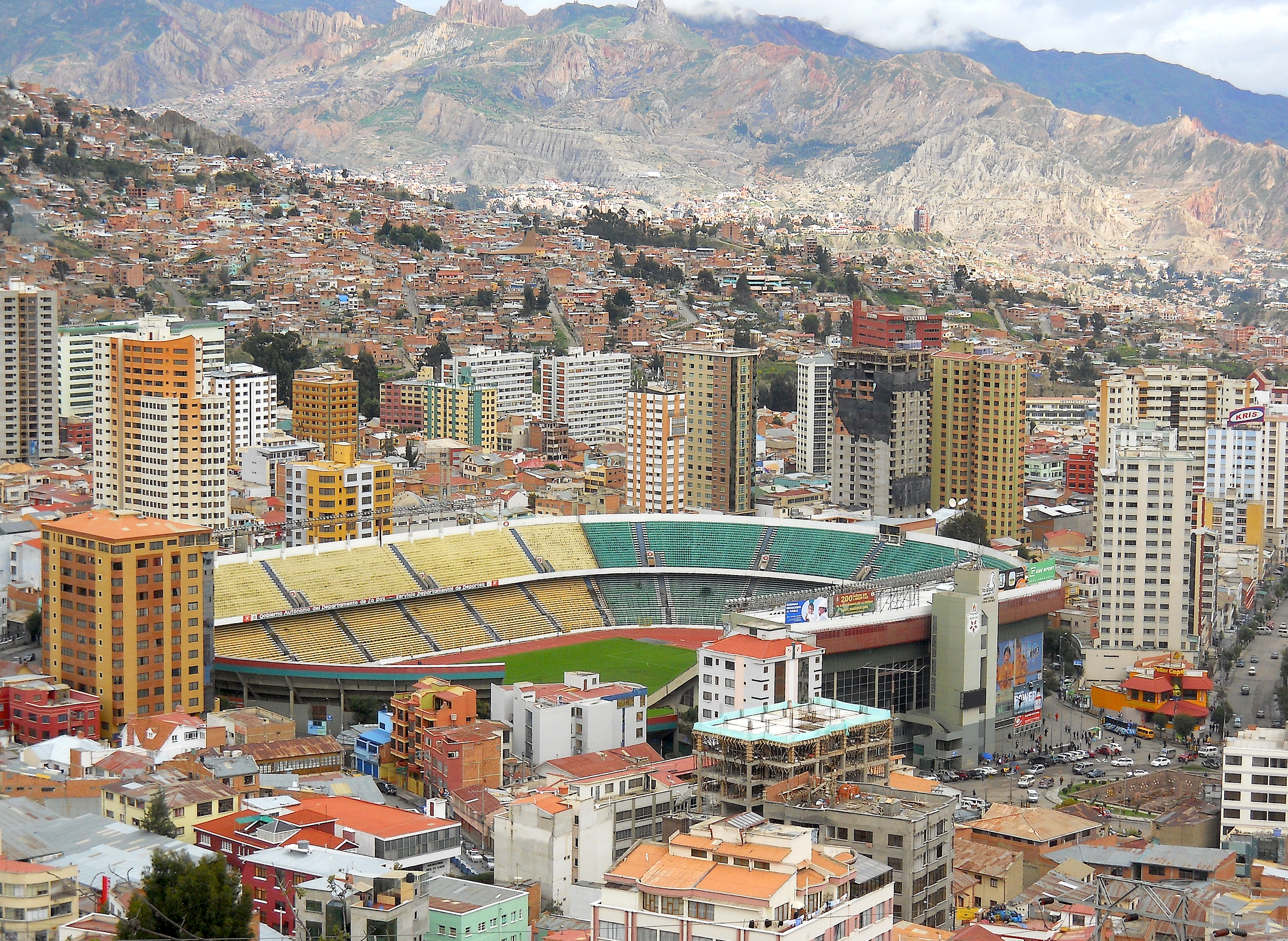 Vista aérea do Estádio Hernando Siles, em La Paz, cercado pelas montanhas dos Andes