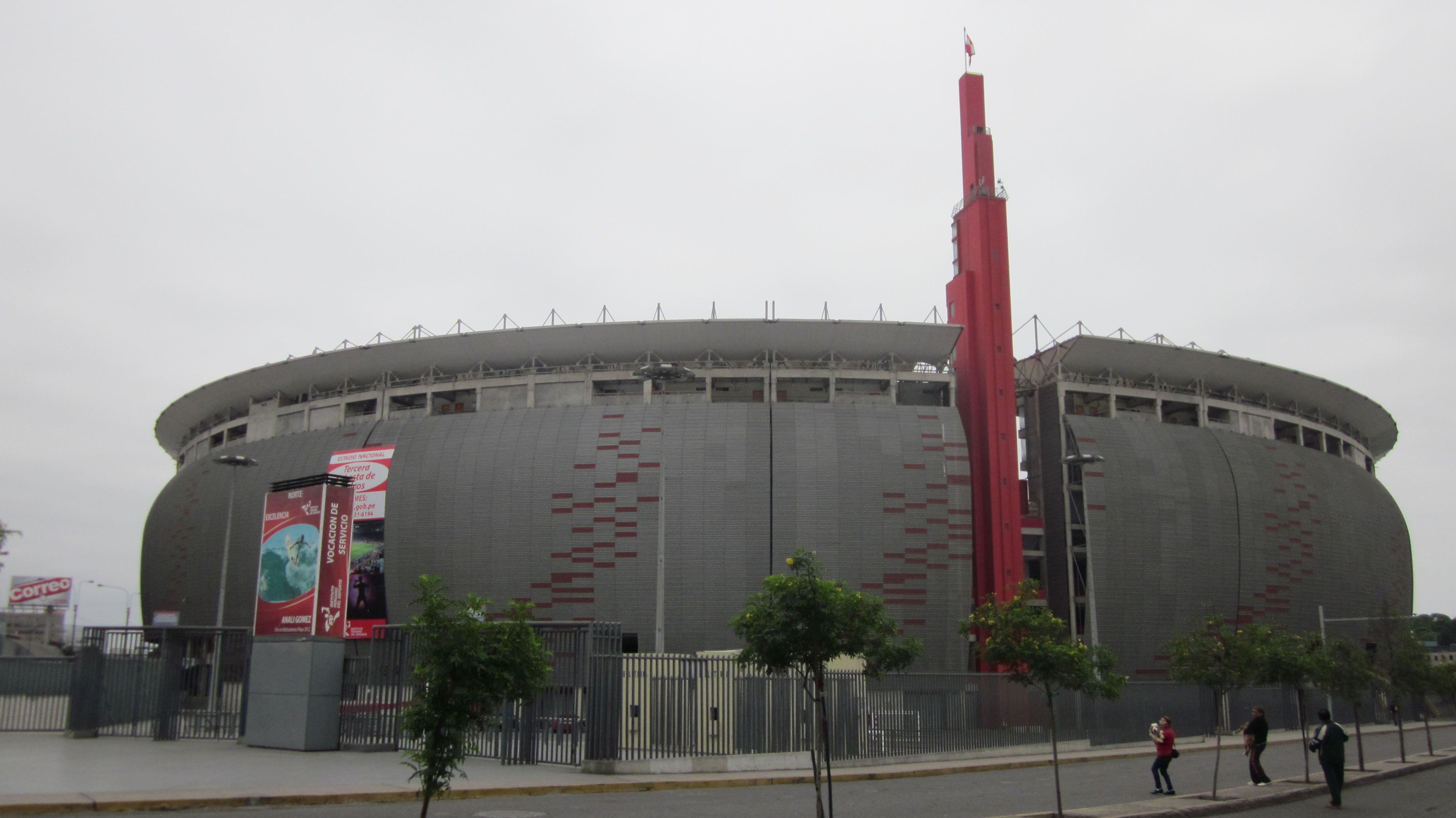 Fachada externa do Estádio Nacional del Perú, em Lima
