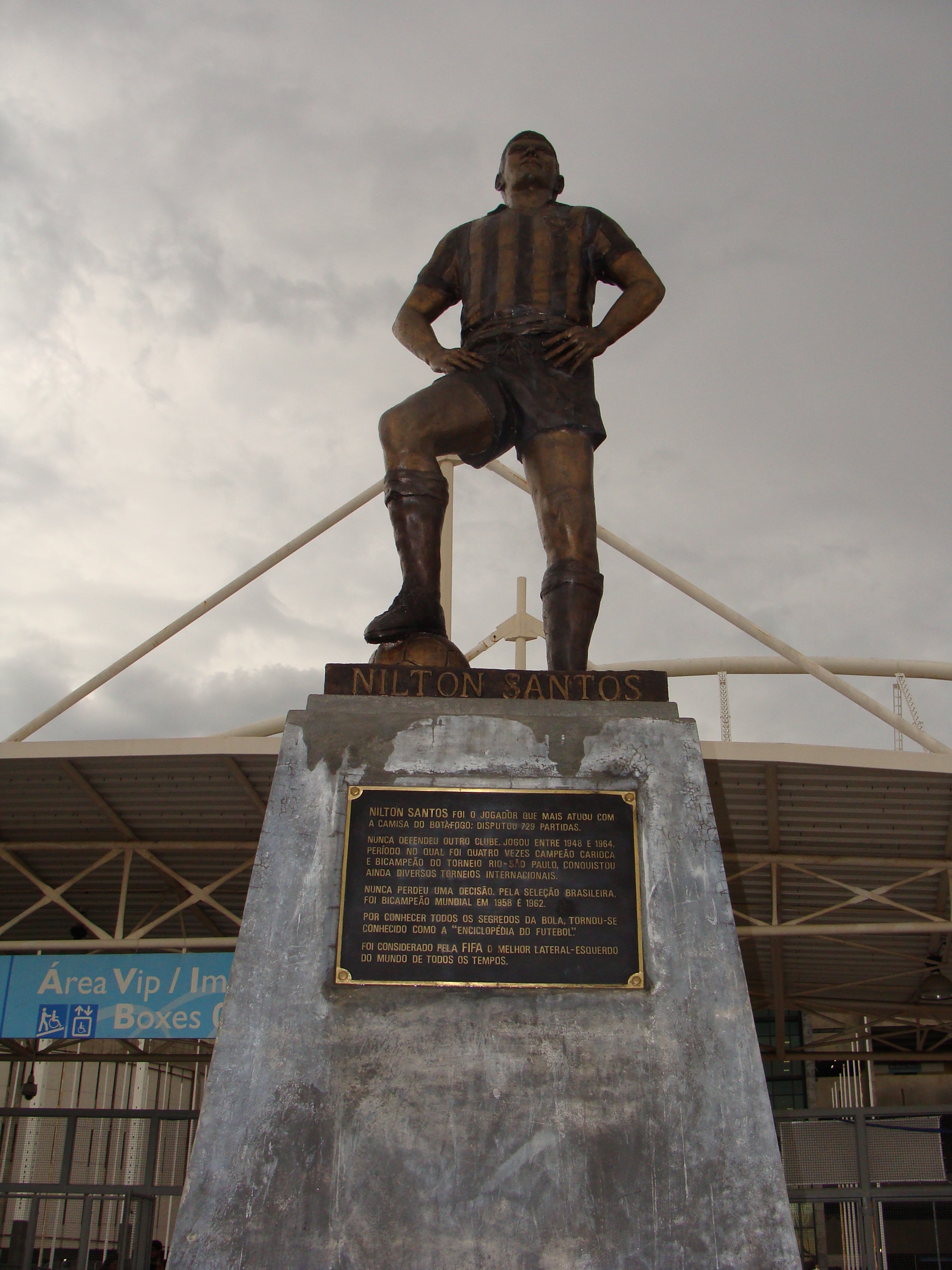 Estátua de Nilton Santos na entrada do estádio que leva seu nome, no Rio de Janeiro