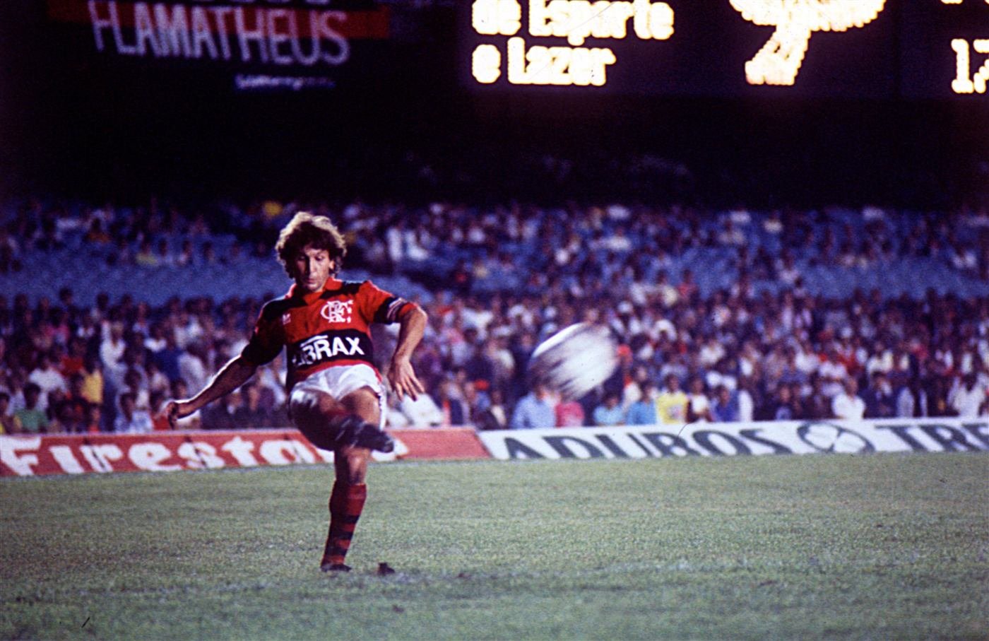 Zico cobra uma falta pelo Flamengo, no Maracanã, em 1981