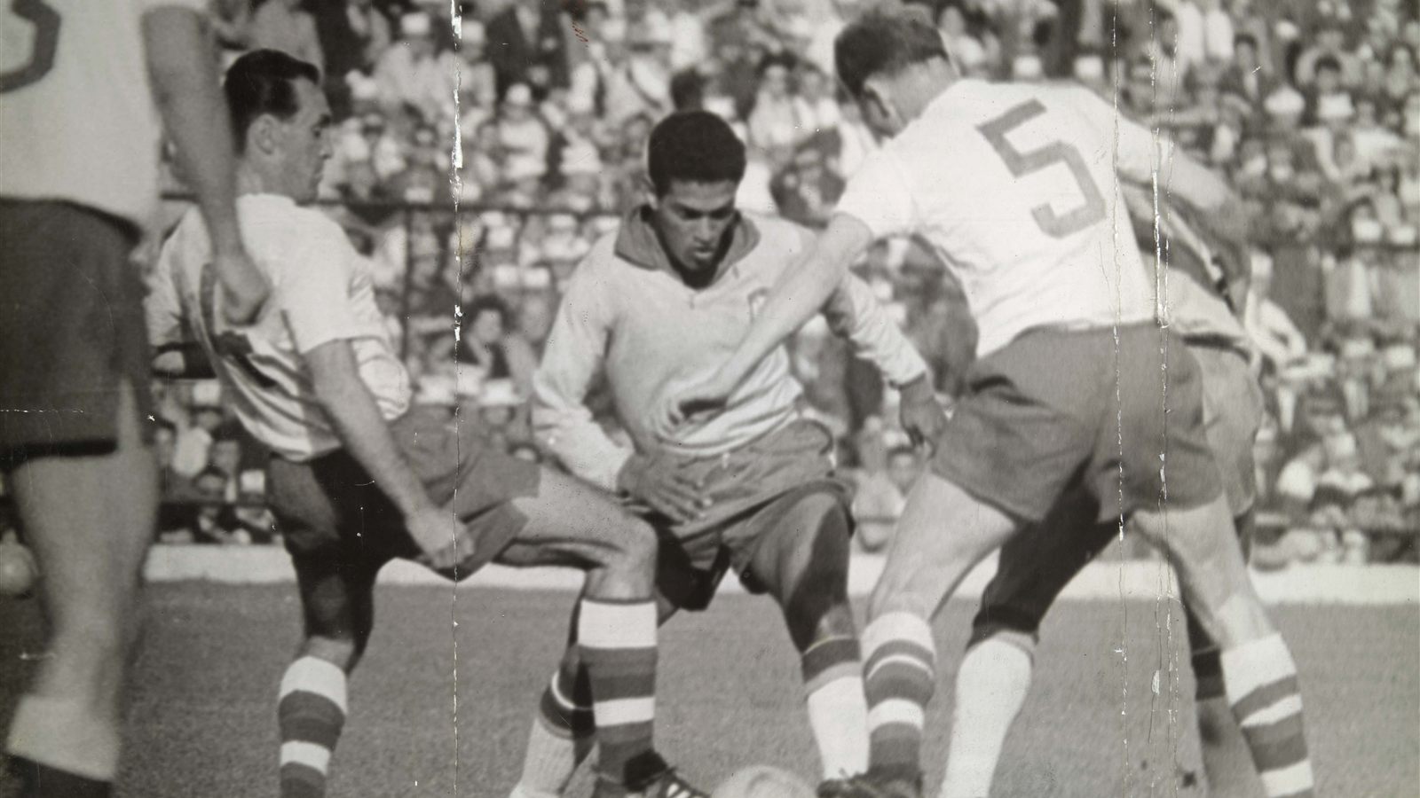 Garrincha conduz a bola cercado por três marcadores em jogo da Copa do Mundo de 1962, no Chile