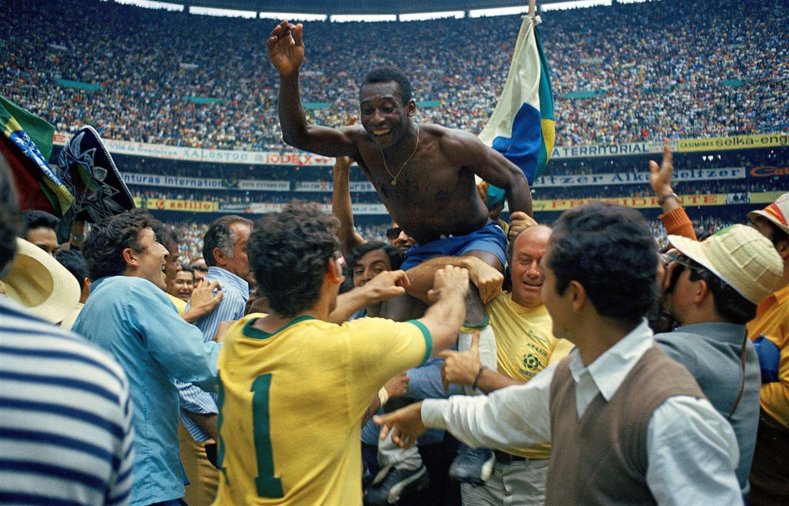 Pelé é carregado nos ombros pela multidão no Estádio Azteca após a conquista do tricampeonato em 1970