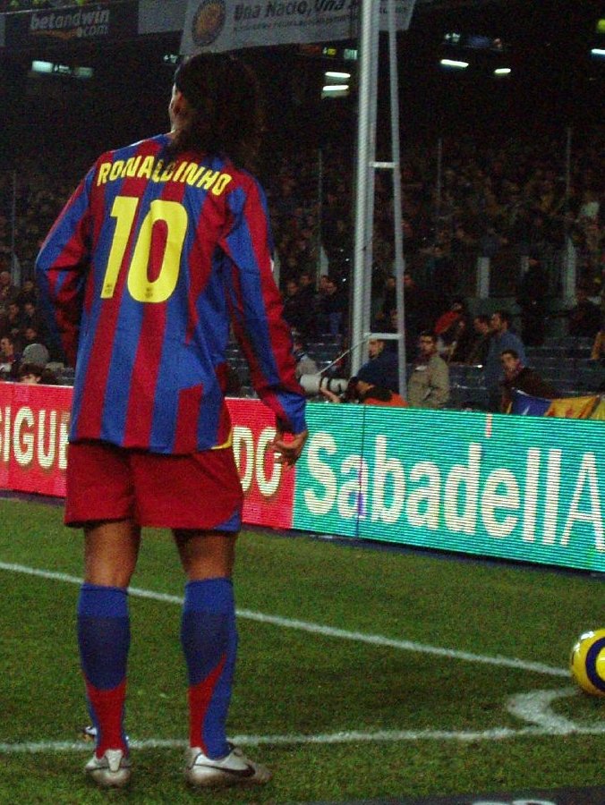 Ronaldinho Gaúcho em jogo do Barcelona no Camp Nou, em dezembro de 2005