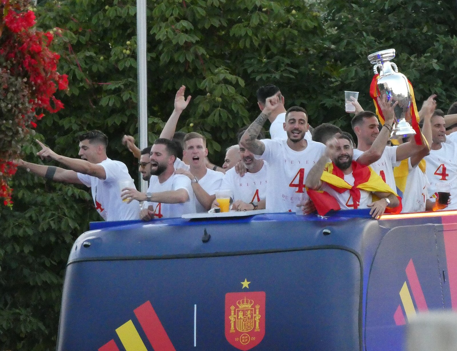Jogadores da seleção espanhola comemoram o título em ônibus aberto durante a parada em Madri