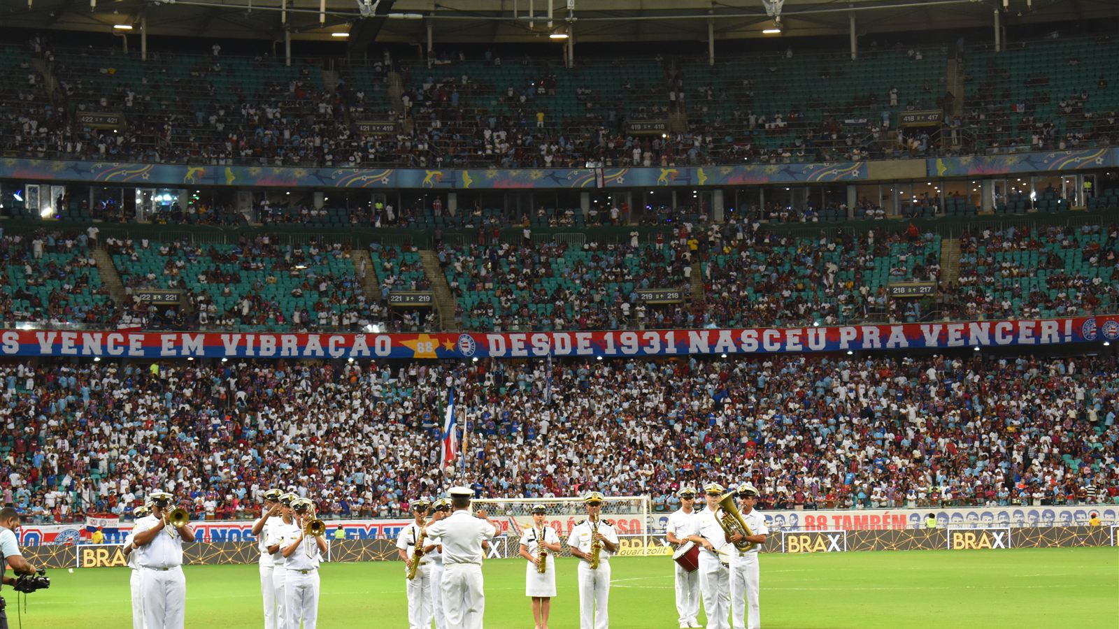 Torcida do Bahia com bandeirão na Arena Fonte Nova em dia de jogo, em Salvador