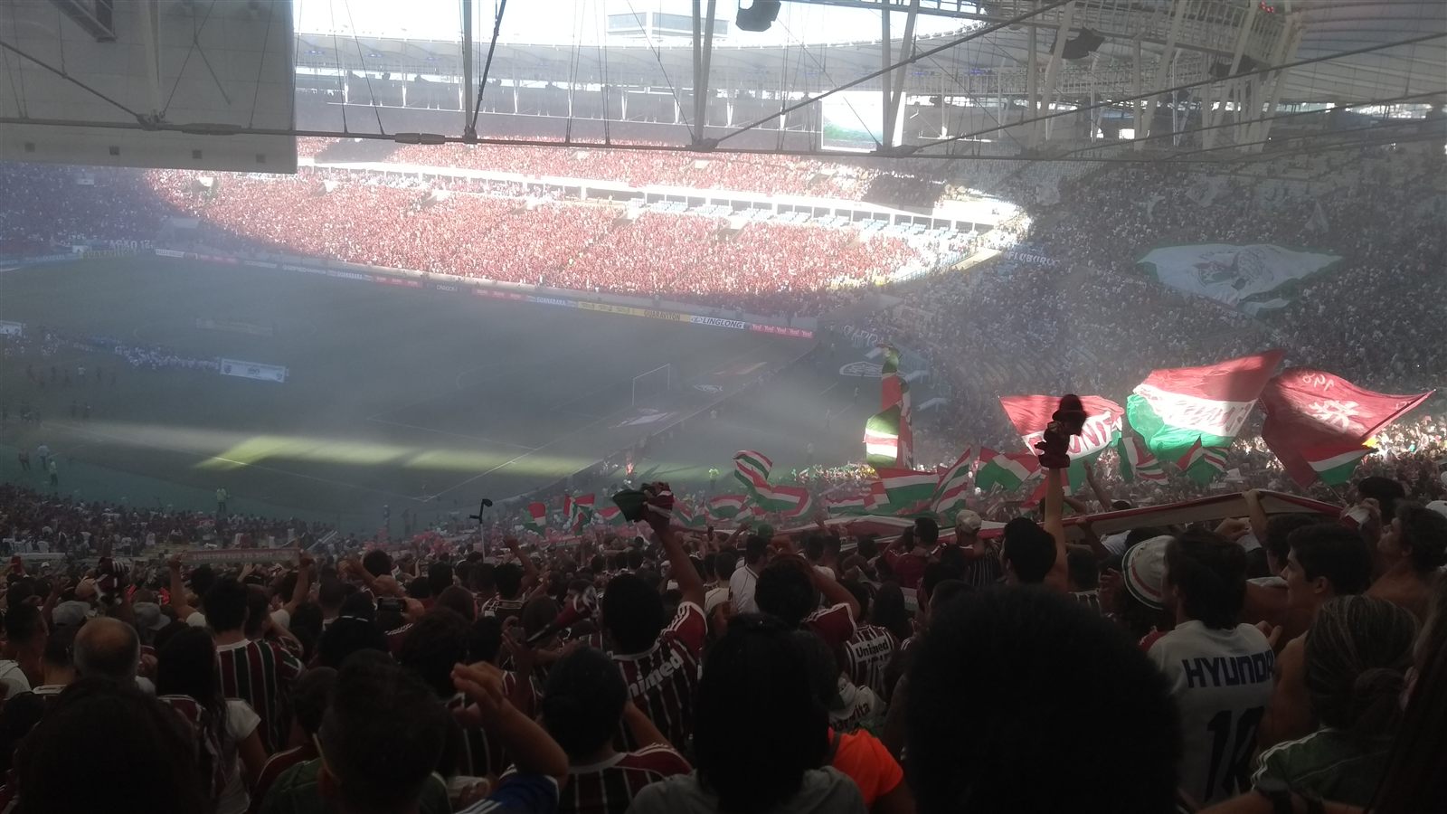 Torcida do Fluminense com bandeiras tricolores no Maracanã em dia de jogo